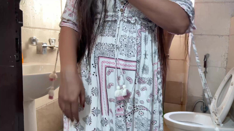 Hornycouple149: 继子看到熟女sara在淋浴后赤身裸体，无法撑开他的鸡巴远离她湿润的阴户