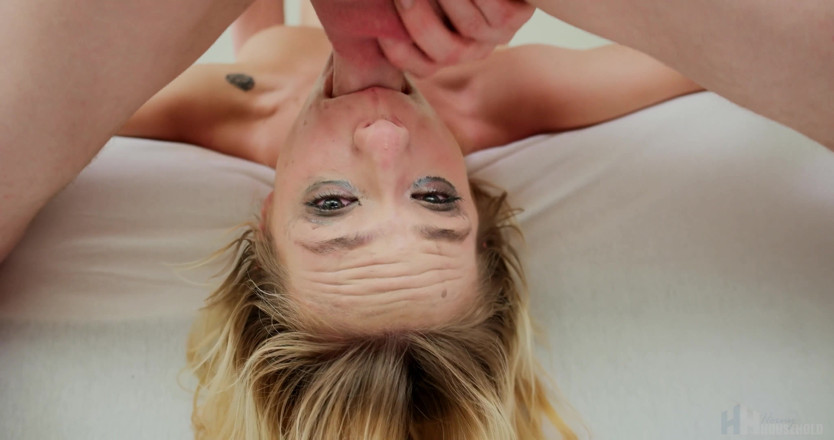 Horny Household: Blowjob deepthroat yang kotor dan kongkek dengan jiran miang