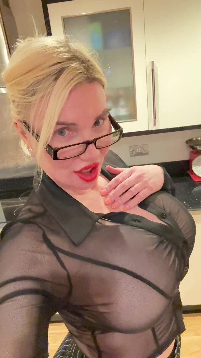 Sophie James: Sexy durchsichtige sekretärin nach mitternacht!!