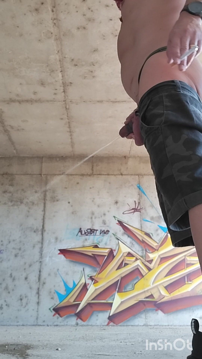 Morbosete000: Ao ar livre mijando e mostrando tanga