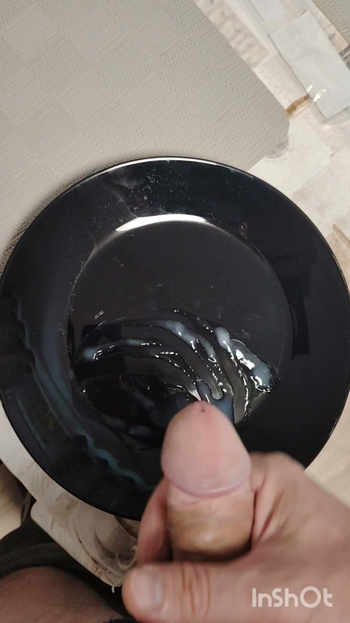 CumArt: Du sperme en désordre sur une assiette