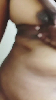 Sexe indien dans la salle de bain en levrette.dirty talk telugu.