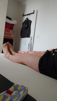Nylonjunge v noční košili a punčochách v posteli