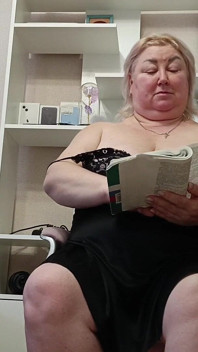 Masturbando un cazzo, scopando una vicina in bocca e sborrando sulle sue enormi tette