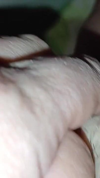 我发现我的继母用穿戴式假阳具操她的女友，并开始偷偷自慰