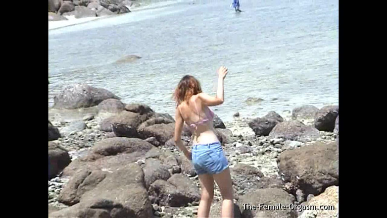 The Female Orgasm: Genie Bunny voulait se masturber sur la plage