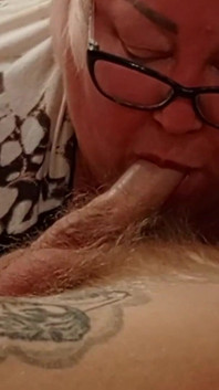 Stiefmoeder met bril zuigt aan mijn lul totdat ze klaarkomt