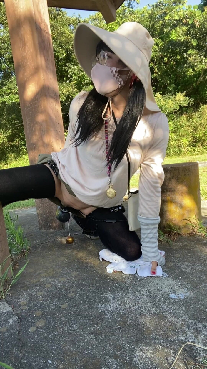 megu2002: No. 297: the “woof-woof Pose” Walk