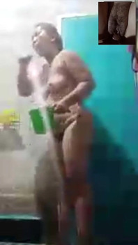美しい裸の人がシャワーを浴びているのを見るととてもワクワクします