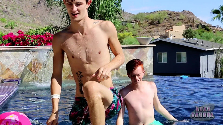 Bare Twinks: Fiesta en la piscina de chicos a pelo