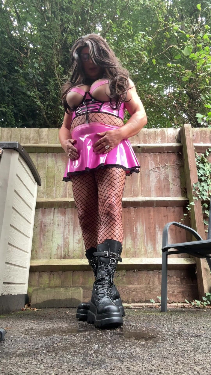 Kellycd2022: Sexy Crossdresser Kellycd2022 v růžovém pvc oblečení a černých síťovaných punčochách