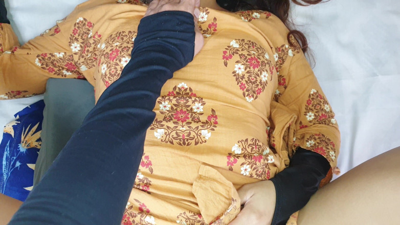 HunnyBunny: Tatlı büyük götlü üvey kız kardeş yarak emiyor misyoner döllenmesiyle sona...