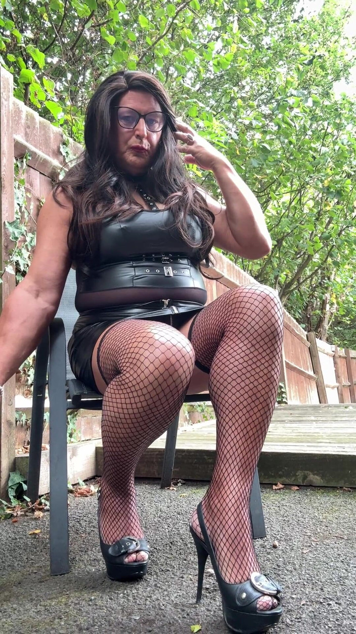 Kellycd2022: Sexy Crossdresser Kellycd2022 em Preto Pvc Bodysuit e Meia arrastão...