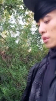 야외에서 자지와 벌거벗은 엉덩이를 보여주는 게이 소년 존 Arteen 프리볼링