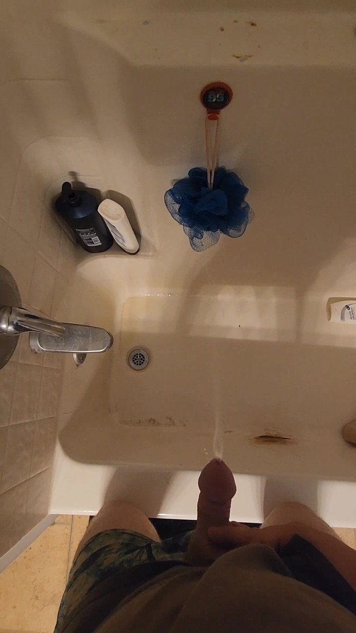 Djk31314: Pissen in die wanne.