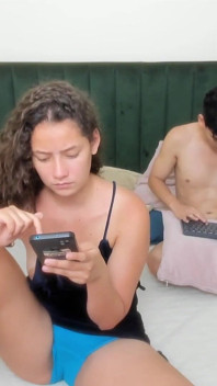 Il Mio Fratellastro Mi Scopa Sulla Telecamera, E Non Mi Piace Perché È Sbagliato