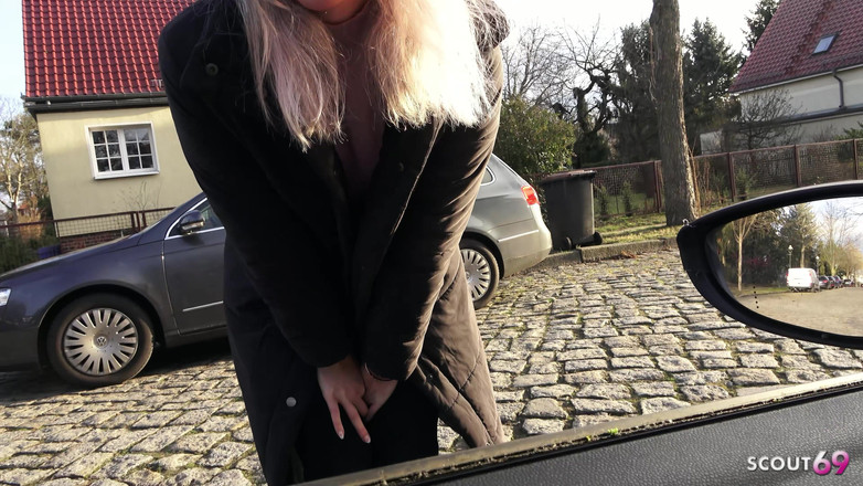 Scout69: Awek blonde Jerman Lisa mengambil dan bercakap dengan kongkek berisiko...