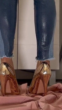 Si Dia Kencing Pada Gold Highheels Saya Dan Seterusnya Saya Kencing Diri Saya Dalam Seluar Jeans Dan But