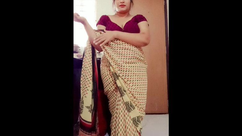 Your Arya: Desi stiefmutter stripsing, neckt ihren stiefsohn und er fickt ihre...