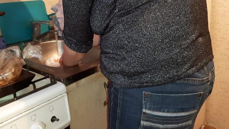 Lesbian-illusion: 내 새엄마가 내가 레즈라는 걸 알아내지 않도록 위험하고 비밀리에 자위해