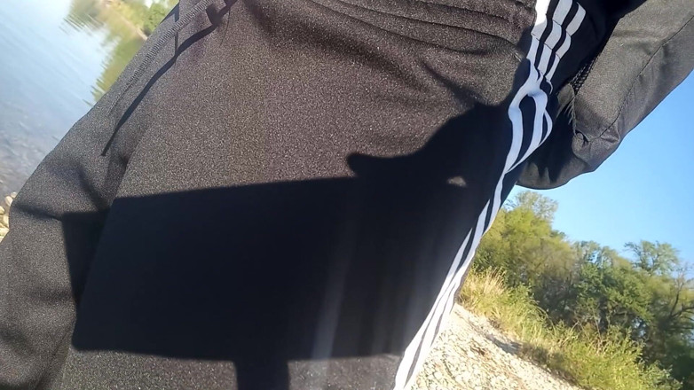 Jon Arteen: Chi noterà questo ragazzo in una tuta adidas bianca e...