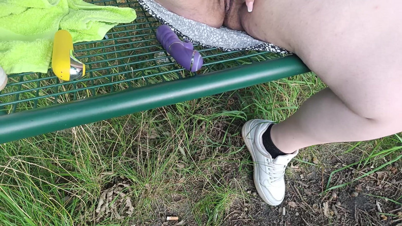 Jonas1996: Doigtage en public sur le banc de parc, risqué