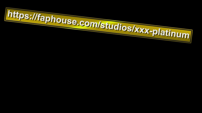 XXX-Platinum: Banyo. Seksi üvey anne orta yaşlı seksi kadın banyo yapıyor. Ellerde,...
