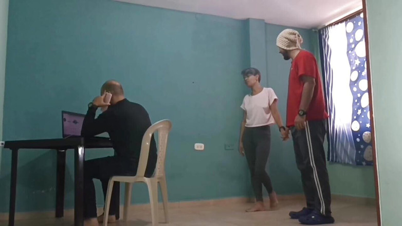 Swingersamateur40: 当我在电脑上工作时，我的淫荡继母和我的朋友做爱