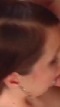 Sexy menina com tesão é fodida por suas amigas com pau duro