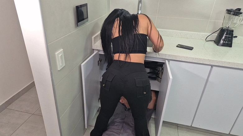 AlejandraPalacios: 可爱的拉丁女郎给plomero学徒一个好骑乘他的鸡巴，她变得很丰富