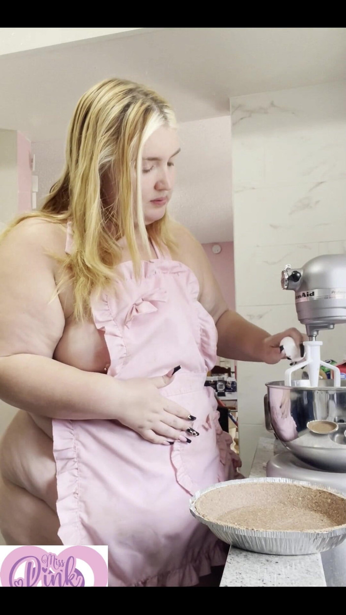 Miss Pink Plush: Awek montel di dapur