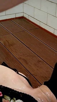 Il mio primo clistere di latte dal culo dell'uomo