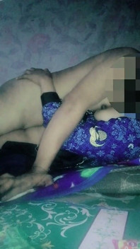 Jovem funcionária de aliciamento por seu padrasto sênior