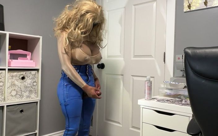 Bigcock801-: Travestito bollente in jeans attillati enorme cazzo enorme grandi tette...