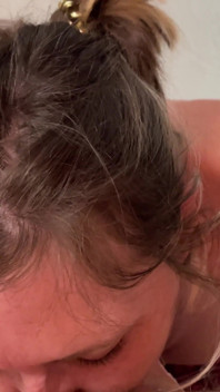 POV Sex Oralny Z MILF W Niegrzecznym Stroju Uczennicy