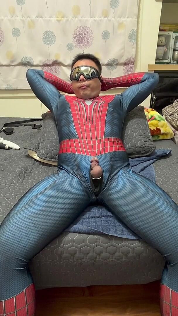 Fat Spider Draws by Drawing in the Red Center (Bear Li)