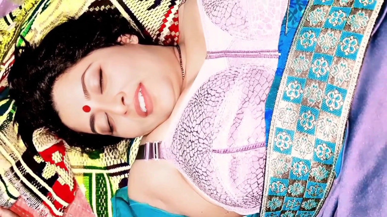 Sexybhabhi999: 马拉地女人与她的丈夫朋友发生性关系,她在马拉地语中大声呻吟