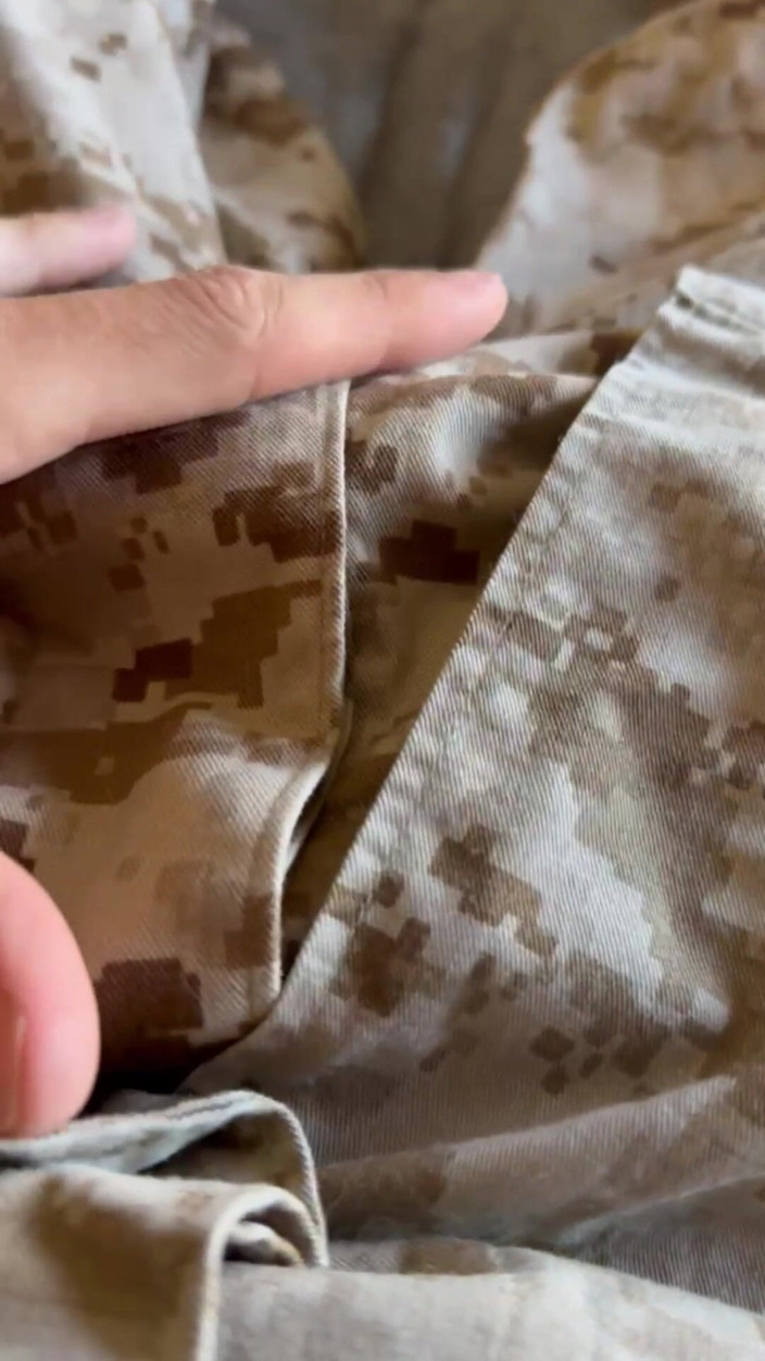 Gay Soldier Stuff: 米陸軍のスペシャリストは、出会いの海兵隊の制服を着て、精液を発射してオナニーします。