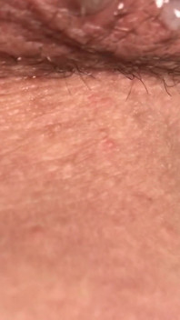 Soția m-a lăsat să mă uit la pizda ei lărgită, pentru care are parte de o încărcătură uriașă de spermă înăuntru. Close-up