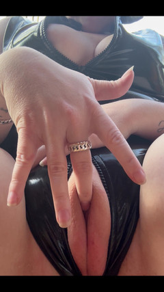 Naughty Mila: 我喜欢乳胶的感觉。让我湿了