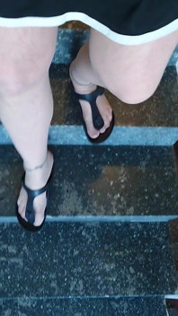 Birkenstock กับเท้าไนลอนในบันได