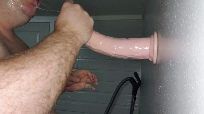 Charlieboy69: Глибокий заглот величезного 11-дюймового ділдо королівського члена - трах в обличчя