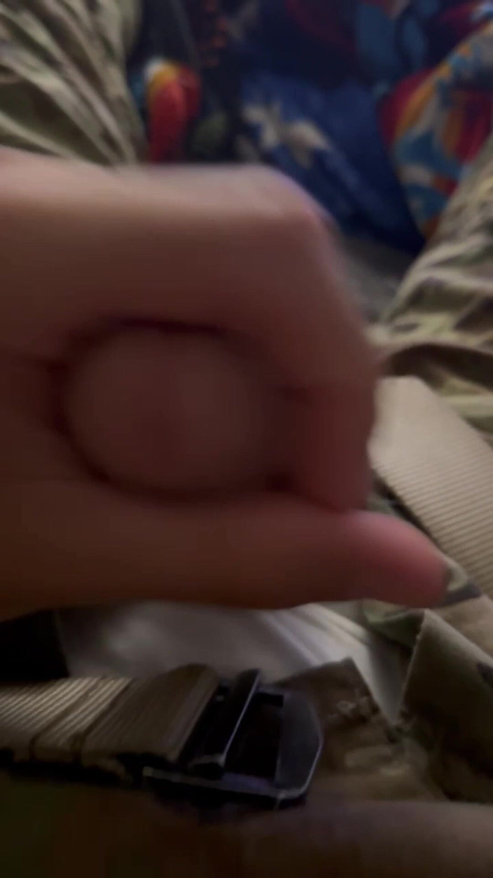 Gay Soldier Stuff: Cowok sange dengan baju ketat dan joki oranye lagi asik...