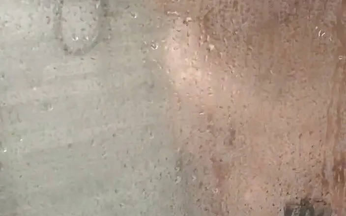 CarleXXX: Romi has shower alone