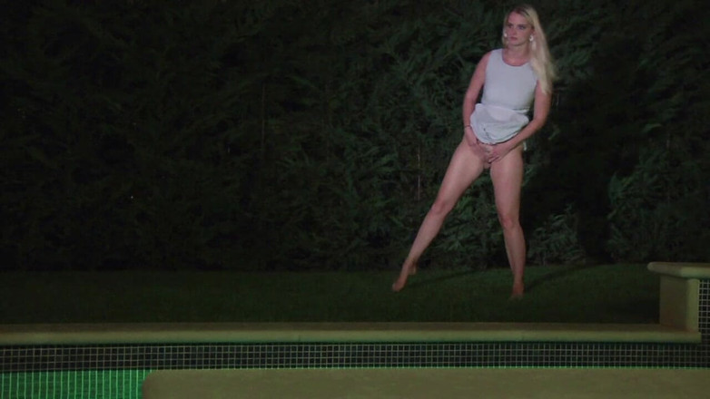 Lovekino: ブロンドの赤ん坊はプールの前に立って小便