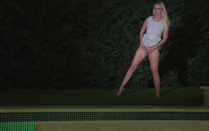 Lovekino: Gagică blondă stă în fața piscinei și se pișă