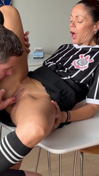 Orta Yaşlı Seksi Kadın Futbol Maçından Sonra Eve Dönüyor Ve Spermle Dolu Bir Amcıkla Ödüllendiriliyor