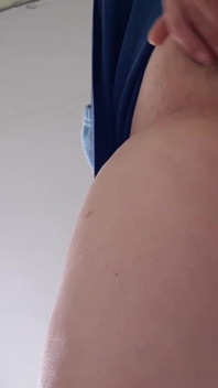 MILF in einem Minirock masturbiert bei der arbeit
