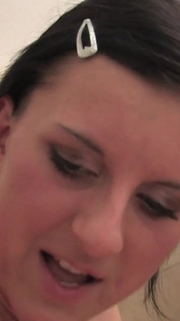Jeanie, Fille Mince, Se Fait Baiser Par Ada La BBW Mature Avec Un Ceinture!
