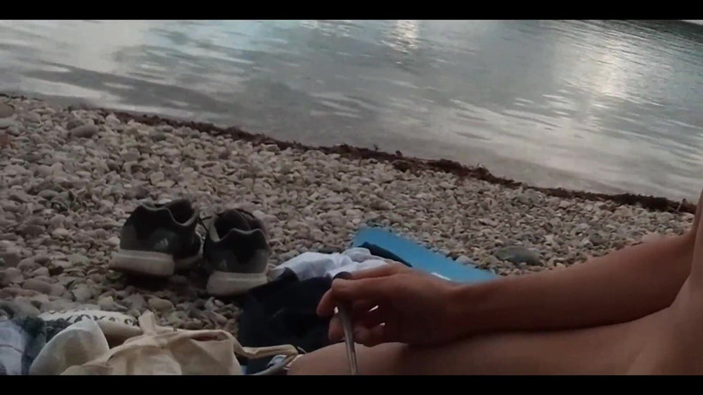 Jon Arteen: Můj první nudistický piknik lízající veganský salát na naturistické pláži